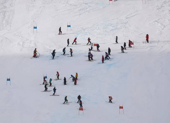 ALPINE SKIING - FIS WC Soelden SOELDEN,AUSTRIA,25.OCT.26 - ALPINE SKIING - FIS World Cup season opening, Rettenbachferner, giant slalom, men. Image shows coaches and athletes on the slope duirng course inspection.  GEPAxpictures xDominicxEbenbichl