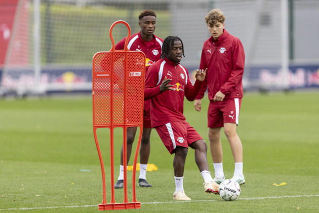 GER, Leipzig, Soccer, RB Leipzig public training session—pictured from left: Johan Bakayoko, RB Leipzig 11, in action with the ball, October 25, 2026, RB Leipzig Academy Training, Cottaweg, Leipzig; DFL and DFB regulations prohibit any use of photographs as image sequences and or quasi-video, Copyright: HMBxMedia PaulxFritz