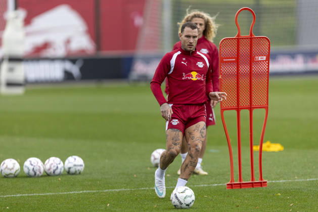 GER, Leipzig, Soccer, RB Leipzig public training session—pictured from left: David Raum (RB Leipzig 22), in action with the ball, October 25, 2026, RB Leipzig Academy Training, Cottaweg, Leipzig; DFL and DFB regulations prohibit any use of photographs as image sequences and or quasi-video, Copyright: HMBxMedia PaulxFritz