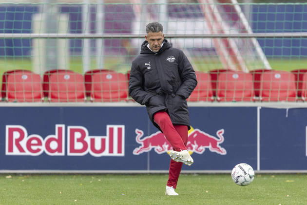 GER, Leipzig, Soccer, RB Leipzig public training session (pictured, from left): Martin Demichelis, head coach of RB Leipzig, October 25, 2026, RB Leipzig Training Academy, Cottaweg, Leipzig. DFL and DFB regulations prohibit any use of photographs as image sequences and or quasi-video, Copyright: HMBxMedia PaulxFritz