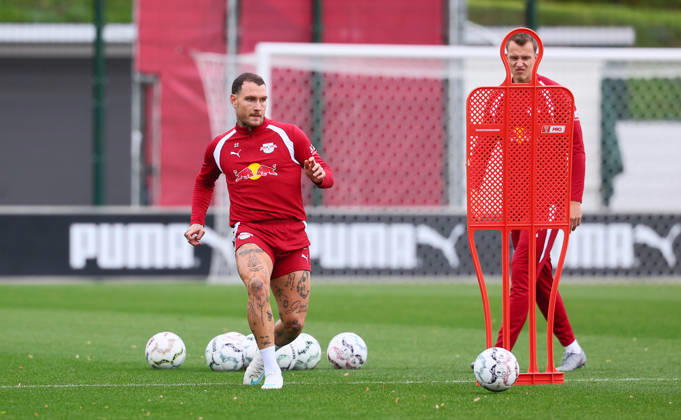 RB Leipzig Training, Bundesliga, Leipzig, October 25, 2026, RBL Academy Training Center, Soccer, Bundesliga, RB Leipzig Training, Pictured from left: David Raum (22), RB Leipzig, and Lukas Klostermann (16), RB Leipzig, Picture Point