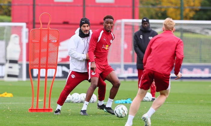 RB Leipzig Training, Bundesliga, Leipzig, October 25, 2026, RBL Academy Training Center, Soccer, Bundesliga, RB Leipzig Training, Pictured from left: Assistant Coach Jan Zimmermann (RB Leipzig) and Abdoul Kone 2 (RB Leipzig), Picture Point