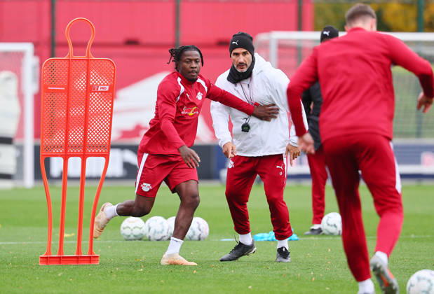 RB Leipzig Training, Bundesliga, Leipzig, October 25, 2026, RBL Academy Training Center, Soccer, Bundesliga, RB Leipzig Training, Pictured from left: Johan Bakayoko (11), RB Leipzig, and Assistant Coach Jan Zimmermann, RB Leipzig, Picture Point