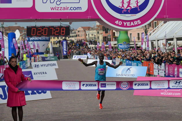 IPA90160952 - Hammington Kimaiyo of Kenya wins the marathon at the 40th Venice Marathon in 2026, a marathon race held in Venice, Italy, on October 25, 2026  Copyright: xAlessioxMarini IPAxSportx xx IPA90160952 IPA90160952