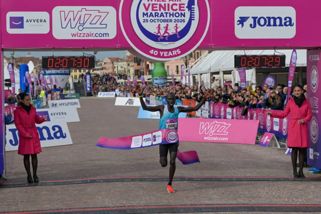 Sport Bilder des Tages IPA90160999 - Hammington Kimaiyo of Kenya wins the marathon at the 40th Venice Marathon in 2026, a marathon race held in Venice, Italy, on October 25, 2026  Copyright: xAlessioxMarini IPAxSportx xx IPA90160999 IPA90160999