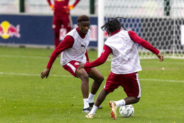 GER, Leipzig, Soccer, RB Leipzig public training session—pictured from left: Abdoul Kone (RB Leipzig 02), Johan Bakayoko (RB Leipzig 11), tackle on October 25, 2026, RB Leipzig Training Academy, Cottaweg, Leipzig; DFL, DFB regulations prohibit any use of photographs as image sequences and or quasi-video, Copyright: HMBxMedia PaulxFritz