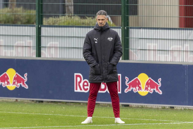 GER, Leipzig, Soccer, RB Leipzig public training session (pictured, from left): Martin Demichelis, head coach of RB Leipzig, October 25, 2026, RB Leipzig Training Academy, Cottaweg, Leipzig. DFL and DFB regulations prohibit any use of photographs as image sequences and or quasi-video, Copyright: HMBxMedia PaulxFritz