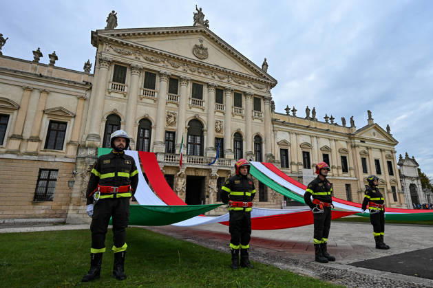 TRACK AND FIELD - Marathon - 40th Venice Marathon 2026 Photo by IPA ABACAPRESS.COM90160944 - Detail of FiremaN: The Italian Flag Celebration Before the Start of the 40th Venice Marathon in 2026, a marathon race in Venice, Italy, on October 25, 2026 Venice Italy  Copyright: xIPAxSport ABACAx