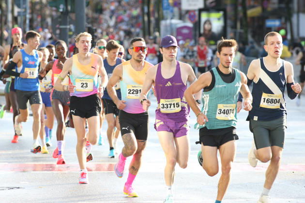 32nd edition of the Hella Hamburg Half Marathon: Nearly 21,000 runners completed the course on Sunday. Participants in the first starting block on the Reeperbahn in St. Pauli, Hamburg