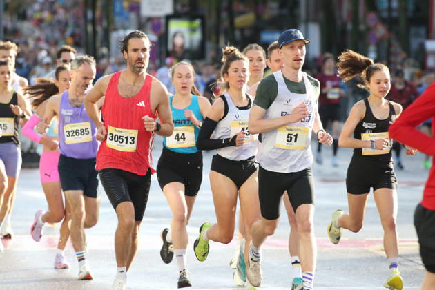 32nd edition of the Hella Hamburg Half Marathon: Nearly 21,000 runners completed the course on Sunday. Participants in the first starting block on the Reeperbahn in St. Pauli, Hamburg