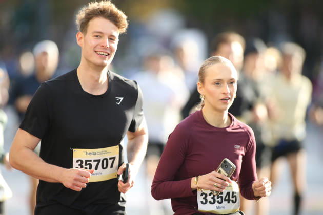32nd edition of the Hella Hamburg Half Marathon: Nearly 21,000 runners completed the course on Sunday. Participants in the first starting block on the Reeperbahn in St. Pauli, Hamburg
