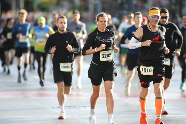 32nd edition of the Hella Hamburg Half Marathon: Nearly 21,000 runners completed the course on Sunday. Participants in the first starting block on the Reeperbahn in St. Pauli, Hamburg