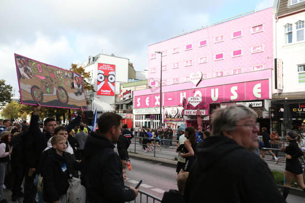 32nd edition of the Hella Hamburg Half Marathon: Nearly 21,000 runners completed the course on Sunday. Runners in the fifth starting block ran along the Reeperbahn in St. Pauli, Hamburg.