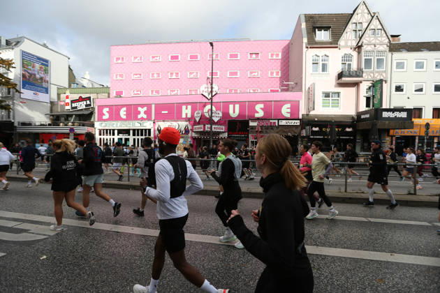 32nd edition of the Hella Hamburg Half Marathon: Nearly 21,000 runners completed the course on Sunday. Runners in the fifth starting block ran along the Reeperbahn in St. Pauli, Hamburg.