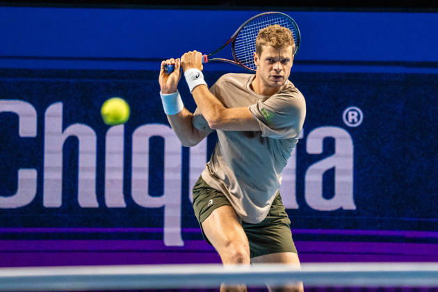 BASEL, SWITZERLAND, OCTOBER 25 Yannick Hanfmann of Germany hits a backhand against Rinky Hijikata of Australia during Day 2 of the Swiss Indoors Basel at St. Jakobshalle on October 25, 2026, in Basel, Switzerland Copyright: xJustPictures.ch PascalxvonxBürenx jp-en-EuSpIm-Pavo_Fotografie-731881