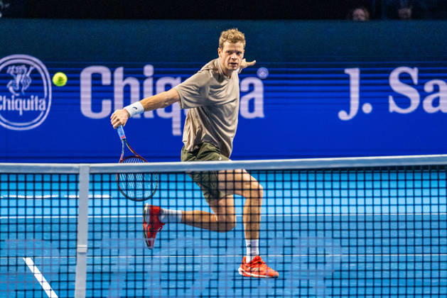 BASEL, SWITZERLAND, OCTOBER 25 Yannick Hanfmann of Germany hits a backhand against Rinky Hijikata of Australia during Day 2 of the Swiss Indoors Basel at St. Jakobshalle on October 25, 2026, in Basel, Switzerland Copyright: xJustPictures.ch PascalxvonxBürenx jp-en-EuSpIm-Pavo_Fotografie-04643