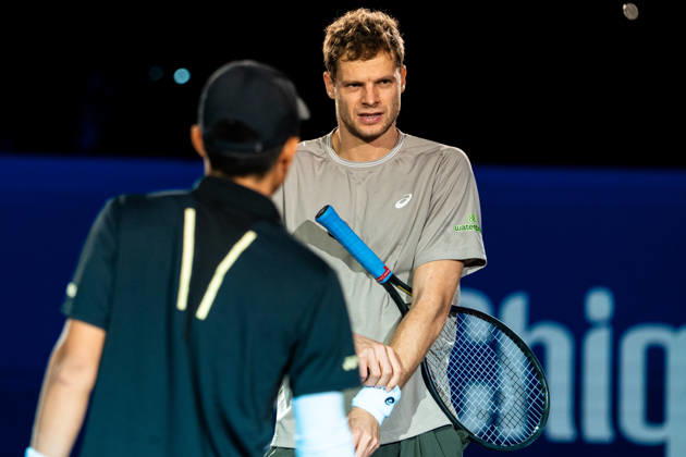 BASEL, SWITZERLAND, OCTOBER 25 Yannick Hanfmann of Germany watches Rinky Hijikata of Australia before Day 2 of the Swiss Indoors Basel at St. Jakobshalle on October 25, 2026, in Basel, Switzerland Copyright: xJustPictures.ch PascalxvonxBürenx jp-en-EuSpIm-Pavo_Fotografie-731856