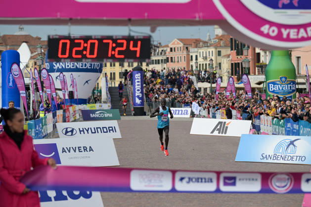 TRACK AND FIELD - Marathon - 40th Venice Marathon 2026 Photo by IPA ABACAPRESS.COM90161000 - Hammington Kimaiyo of Kenya wins the marathon at the 40th Venice Marathon in 2026, a marathon race held in Venice, Italy, on October 25, 2026 Venice Italy  Copyright: xIPAxSport ABACAx