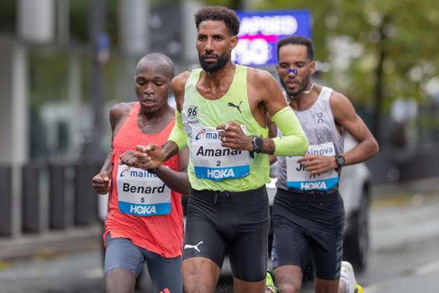 Mainova Frankfurt Marathon 2026 At the 37-kilometer mark, Amanal Petros of Germany is ahead of the eventual winner, Jirata Denki of Ethiopia, with third-place finisher Benard Biwott of Kenya to the left. Mainova Frankfurt Marathon on October 25, 2026, in Frankfurt am Main, Frankfurt am Main, Hesse, Germany, Festhalle, Race Course
