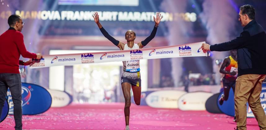 Ethiopian Zeineba Yimer Wins the Mainova Frankfurt Marathon in 2:19:45:25:10:26—A Triumphant Finish at the Festhalle. Zeineba Yimer of Ethiopia wins the women’s race at the Mainova Frankfurt Marathon with a winning time of 2:19:45 hours Frankfurt Festhalle Hesse Germany JRW02157