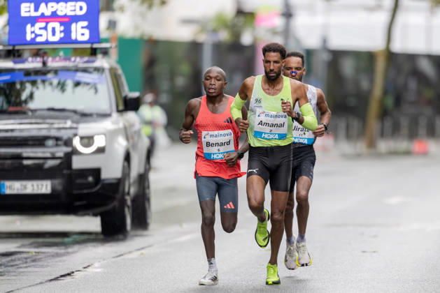 Mainova Frankfurt Marathon 2026 At the 37-kilometer mark, Amanal Petros of Germany is ahead of the eventual winner, Jirata Denki of Ethiopia, with third-place finisher Benard Biwott of Kenya to the left. Mainova Frankfurt Marathon on October 25, 2026, in Frankfurt am Main, Frankfurt am Main, Hesse, Germany, Festhalle, Race Course