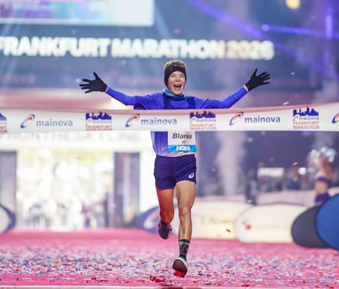 Sensational Debut: Blanka Dörfel Finishes Second at the Mainova Frankfurt Marathon, October 25, 2026. Spectacular Marathon Debut: Despite rain and wind, 24-year-old Blanka Dörfel of SCC Berlin and Berlin Athletics CC ran a sensational time of 2:20:46 at the Mainova Frankfurt Marathon second place. This instantly makes her the second-fastest German female runner and the eighth-fastest European female of all time over the marathon distance. Frankfurt Festhalle, Hesse, Germany JRW02199