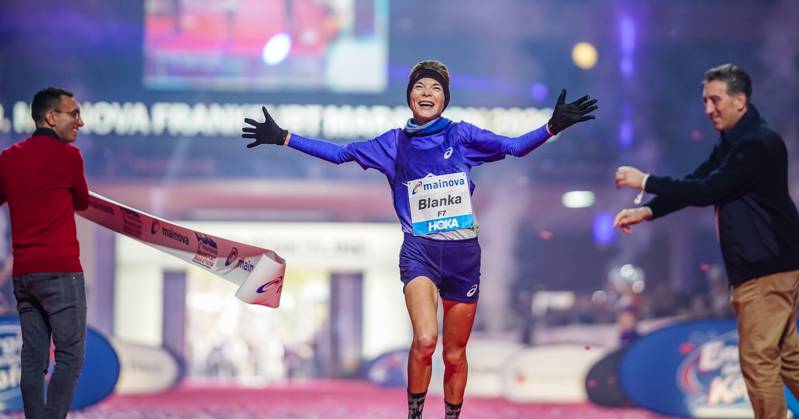 Sensational Debut: Blanka Dörfel Finishes Second at the Mainova Frankfurt Marathon, October 25, 2026. Spectacular Marathon Debut: Despite rain and wind, 24-year-old Blanka Dörfel of SCC Berlin and Berlin Athletics CC ran a sensational time of 2:20:46 at the Mainova Frankfurt Marathon second place. This instantly makes her the second-fastest German female runner and the eighth-fastest European female of all time over the marathon distance. Frankfurt Festhalle, Hesse, Germany JRW02203