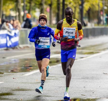 Sensational Debut: Blanka Dörfel Finishes Second at the Mainova Frankfurt Marathon, October 25, 2026. Spectacular Marathon Debut: Despite rain and wind, 24-year-old Blanka Dörfel of SCC Berlin and Berlin Athletics CC ran a sensational time of 2:20:46 at the Mainova Frankfurt Marathon second place. This instantly makes her the second-fastest German female runner and the eighth-fastest European female of all time over the marathon distance. Frankfurt Festhalle, Hesse, Germany IKT_8095