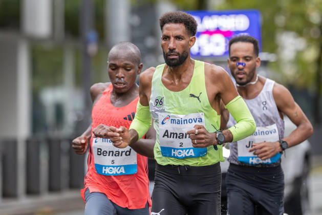 Mainova Frankfurt Marathon 2026 At the 37-kilometer mark, Amanal Petros of Germany is ahead of the eventual winner, Jirata Denki of Ethiopia, with third-place finisher Benard Biwott of Kenya to the left. Mainova Frankfurt Marathon on October 25, 2026, in Frankfurt am Main, Frankfurt am Main, Hesse, Germany, Festhalle, Race Course