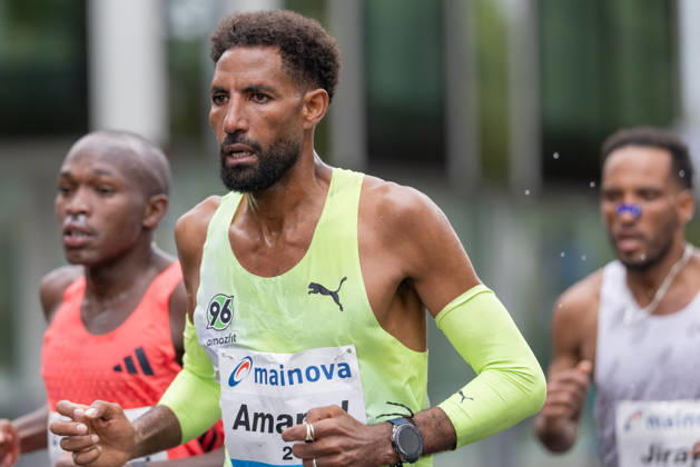 Mainova Frankfurt Marathon 2026 At the 37-kilometer mark, Amanal Petros of Germany is ahead of the eventual winner, Jirata Denki of Ethiopia; to the right is third-place finisher Benard Biwott of Kenya. Mainova Frankfurt Marathon on October 25, 2026, in Frankfurt am Main, Frankfurt am Main, Hesse, Germany; Festhalle, race course