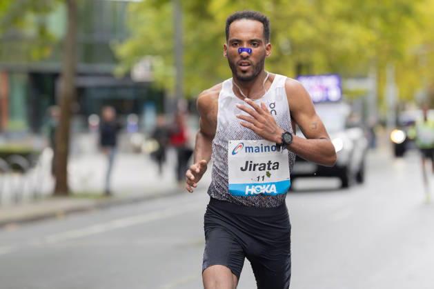 Mainova Frankfurt Marathon 2026: Jirata Denki of Ethiopia took the lead at around the 38-kilometer mark. Mainova Frankfurt Marathon on October 25, 2026, in Frankfurt am Main, Frankfurt am Main, Hesse, Germany; Festhalle, race course