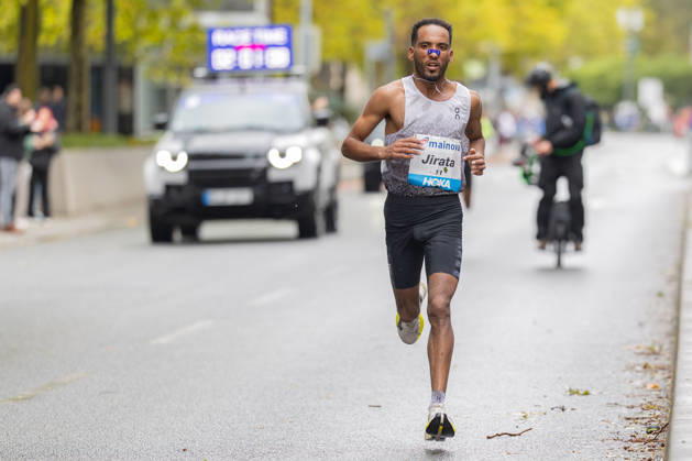 Mainova Frankfurt Marathon 2026: Jirata Denki of Ethiopia took the lead at around the 38-kilometer mark. Mainova Frankfurt Marathon on October 25, 2026, in Frankfurt am Main, Frankfurt am Main, Hesse, Germany; Festhalle; race course