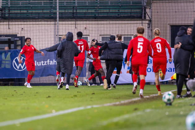 The TSV Havelse players celebrate Eric Voufack s goal to make it 3–1. TSV Havelse, 19 GER, TSV Havelse vs. 1. FC Saarbrücken, Soccer, 3. Liga, Matchday 11, 2026–2027 season, October 25, 2026 DFL regulations prohibit any use of photographs as image sequences and or quasi-video GER, TSV Havelse vs. 1. FC Saarbrücken, soccer, 3rd Division, Matchday 11, 2026–2027 season, October 25, 2026, Hanover Copyright: xEibner-Pressefoto JanxRollingerx EP_JSK