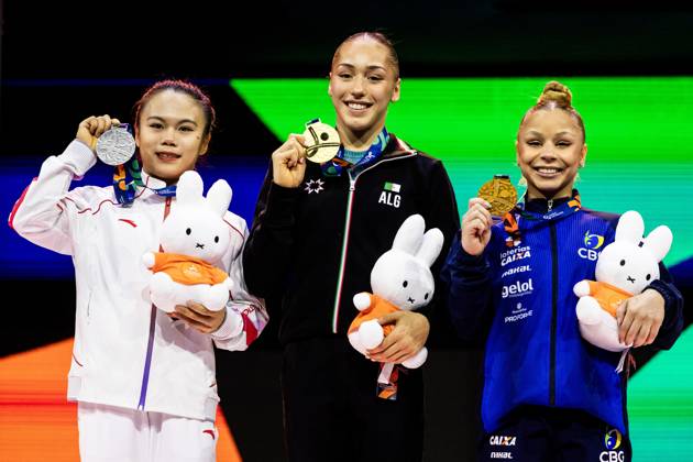 Sport Bilder des Tages ROTTERDAM - Winner Kaylia Nemour (ALG) surrounded by Qingying Hang (CHN) (l) (second) and Flavia Saraiva (BRA) (third) during the awards ceremony for the balance beam apparatus final at the World Gymnastics Championships in Rotterdam Ahoy. IRIS VAN DEN BROEK ANP xVIxANPxSportx xxANPxIVx 573613231 originalFilename: 573613231.jpg