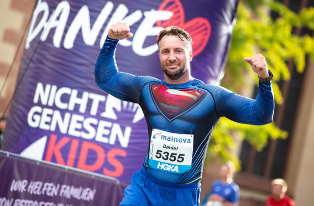 Mainova Frankfurt Marathon 2026 Frankfurt, October 25, 2026 Photo: A runner in a Superman costume during the Mainova Frankfurt Marathon 2026 on October 25, 2026, in Frankfurt am Main, Germany Copyright: xBEAUTIFULxSPORTS R.xSchmittx