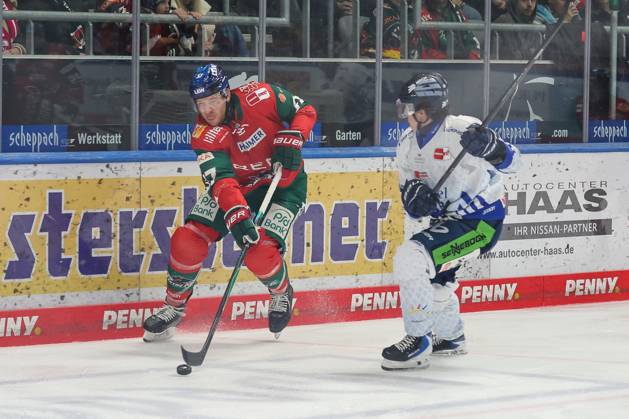 One-on-one, action, featuring Kyle Wood 37 of the Augsburger Panther, Augsburger Panther vs. Straubing Tigers, Matchday 12, ice hockey, Penny DEL, October 25, 2026, Augsburg, Bavaria, Germany Copyright: xkolbert-press DunjaxDietrichx