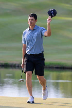 October 25, 2026, Hong Kong, Hong Kong Sar, China: Hong Kong Golfer Matthew Cheung takes 2nd place and acknowledges the crowd support coming up the 18th green. Hong Kong,China:25 Oct,2026. John CATLIN . Hong Kong Open Golf Final Round,Hong Kong,China  - ZUMAr144 20261025_zap_r144_007 Copyright: xJaynexRussellx