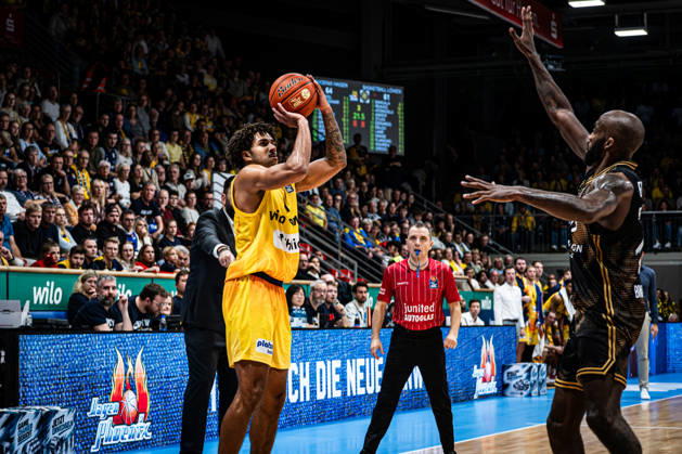 easyCredit BBL Phoenix Hagen vs. Basketball Löwen Braunschweig, Hagen, October 25, 2026, Ischelandhalle, Hagen: Marvin Omonigho Omuvwie, 11, Phoenix Hagen, PF, attempting a three-pointer; easyCredit BBL Phoenix Hagen vs. Basketball Löwen Braunschweig, Hagen, October 25, 2026, Ischelandhalle, Hagen Copyright: xBEAUTIFULxSPORTS Piepenstockx