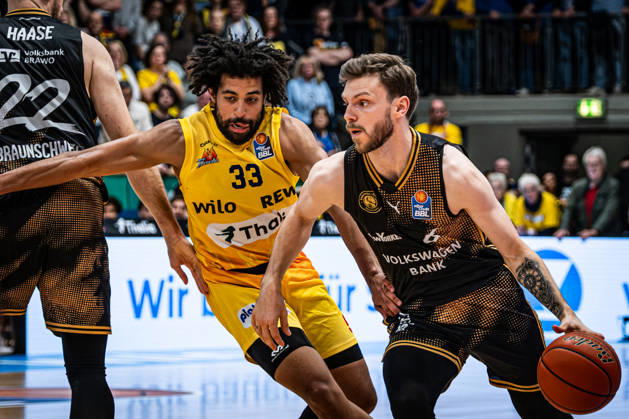 easyCredit BBL Phoenix Hagen vs. Basketball Löwen Braunschweig, Hagen, October 25, 2026, Ischelandhalle, Hagen; Trenton Gibson 33, Phoenix Hagen, SG; Ferdinand Zylka 6, Basketball Löwen Braunschweig, SG; easyCredit BBL Phoenix Hagen vs. Basketball Löwen Braunschweig, Hagen, October 25, 2026, Ischelandhalle, Hagen Copyright: xBEAUTIFULxSPORTS Piepenstockx
