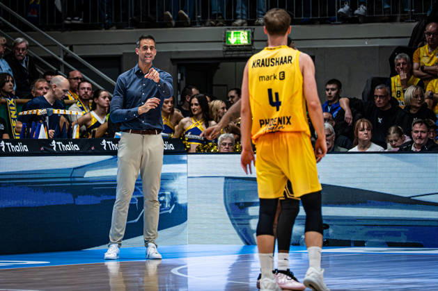 easyCredit BBL Phoenix Hagen vs. Basketball Löwen Braunschweig, Hagen, October 25, 2026, Ischelandhalle Hagen Chris Harris, Phoenix Hagen Coach, easyCredit BBL Phoenix Hagen vs. Basketball Löwen Braunschweig, Hagen, October 25, 2026, Ischelandhalle Hagen Copyright: xBEAUTIFULxSPORTS Piepenstockx