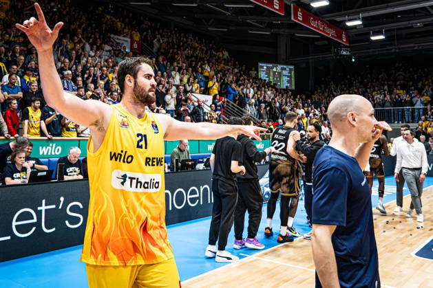 easyCredit BBL Phoenix Hagen vs. Basketball Löwen Braunschweig, Hagen, October 25, 2026, Ischelandhalle, Hagen: Tim Uhlemann, 21, Phoenix Hagen (PF), celebrates the victory. easyCredit BBL Phoenix Hagen vs. Basketball Löwen Braunschweig, Hagen, October 25, 2026, Ischelandhalle, Hagen Copyright: xBEAUTIFULxSPORTS Piepenstockx