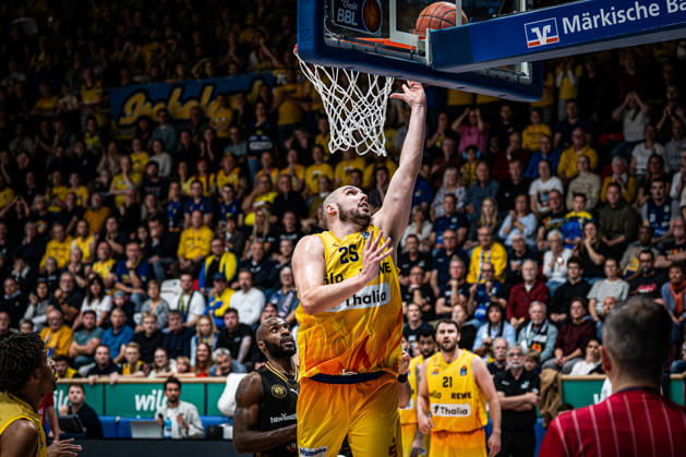 easyCredit BBL Phoenix Hagen vs. Basketball Löwen Braunschweig, Hagen, October 25, 2026, Ischelandhalle, Hagen: Cameron Krutwig, 25, Phoenix Hagen, PF, scores on a layup. easyCredit BBL Phoenix Hagen vs. Basketball Löwen Braunschweig, Hagen, October 25, 2026, Ischelandhalle, Hagen Copyright: xBEAUTIFULxSPORTS Piepenstockx