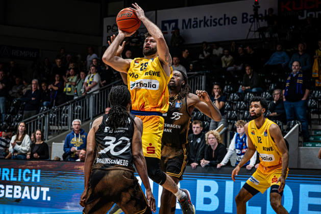 easyCredit BBL Phoenix Hagen vs. Basketball Löwen Braunschweig, Hagen, October 25, 2026, Ischelandhalle Hagen Patricio Garino Gullotta 29, Phoenix Hagen, SF attempting a shot, defended by Chip Flanigan 30, Basketball Löwen Braunschweig, SF, and Tajh Green 55, Basketball Löwen Braunschweig, PF easyCredit BBL Phoenix Hagen vs. Basketball Löwen Braunschweig, Hagen, October 25, 2026, Ischelandhalle, Hagen Copyright: xBEAUTIFULxSPORTS Piepenstockx