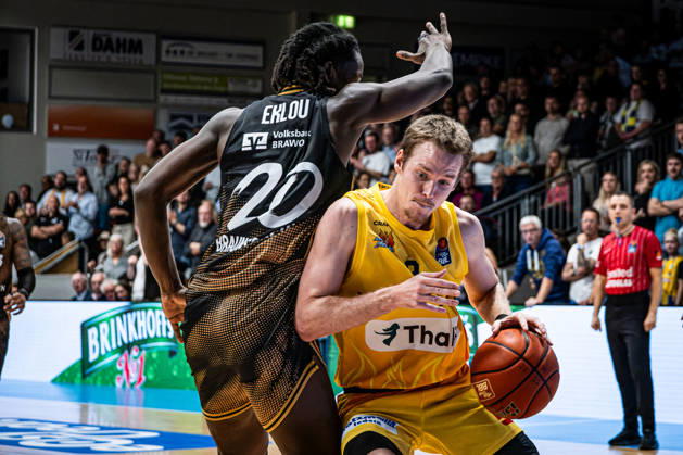 easyCredit BBL Phoenix Hagen vs. Basketball Löwen Braunschweig, Hagen, October 25, 2026, Ischelandhalle, Hagen: Adam Kunkel 3 (Phoenix Hagen, SG) vs. Noah Eklou 20 (Basketball Löwen Braunschweig, SF) easyCredit BBL Phoenix Hagen vs. Basketball Löwen Braunschweig, Hagen, October 25, 2026, Ischelandhalle, Hagen Copyright: xBEAUTIFULxSPORTS Piepenstockx
