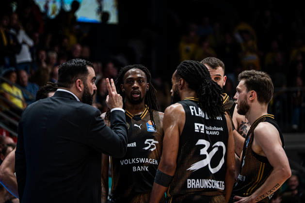 easyCredit BBL Phoenix Hagen vs. Basketball Löwen Braunschweig, Hagen, October 25, 2026, Ischelandhalle, Hagen; Ramon Diaz Sanchez, Basketball Löwen Braunschweig, Head Coach; Tajh Green 55, Basketball Löwen Braunschweig, PF; easyCredit BBL Phoenix Hagen vs. Basketball Löwen Braunschweig, Hagen, October 25, 2026, Ischelandhalle, Hagen Copyright: xBEAUTIFULxSPORTS Piepenstockx
