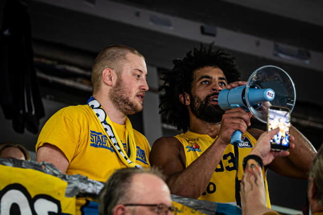 easyCredit BBL Phoenix Hagen vs. Basketball Löwen Braunschweig, Hagen, October 25, 2026, Ischelandhalle, Hagen; Trenton Gibson 33, Phoenix Hagen; SG was carried onto the court by fans to the tune of HUMBA to celebrate; easyCredit BBL Phoenix Hagen vs. Basketball Löwen Braunschweig, Hagen, October 25, 2026, Ischelandhalle, Hagen Copyright: xBEAUTIFULxSPORTS Piepenstockx