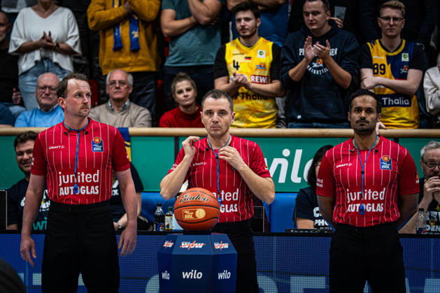 easyCredit BBL Phoenix Hagen vs. Basketball Löwen Braunschweig, Hagen, October 25, 2026, Ischelandhalle Hagen Referees wearing Pinktober jerseys easyCredit BBL Phoenix Hagen vs. Basketball Löwen Braunschweig, Hagen, October 25, 2026, Ischelandhalle Hagen Copyright: xBEAUTIFULxSPORTS Piepenstockx