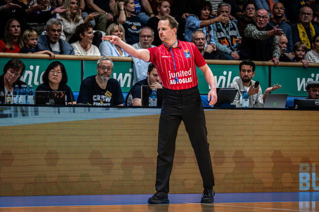 easyCredit BBL Phoenix Hagen vs. Basketball Löwen Braunschweig, Hagen, October 25, 2026, Ischelandhalle Hagen—Referees Pinktober jerseys—easyCredit BBL Phoenix Hagen vs. Basketball Löwen Braunschweig, Hagen, October 25, 2026, Ischelandhalle Hagen Copyright: xBEAUTIFULxSPORTS Piepenstockx