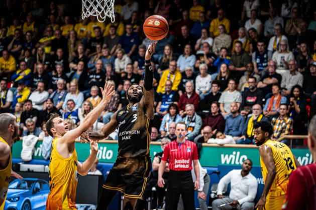 easyCredit BBL Phoenix Hagen vs. Basketball Löwen Braunschweig, Hagen, October 25, 2026, Ischelandhalle, Hagen: Jour Reaves 3, Basketball Löwen Braunschweig, PG, scores a layup against Bjarne Kraushaar 4, Phoenix Hagen, PG. easyCredit BBL Phoenix Hagen vs. Basketball Löwen Braunschweig, Hagen, October 25, 2026, Ischelandhalle, Hagen Copyright: xBEAUTIFULxSPORTS Piepenstockx