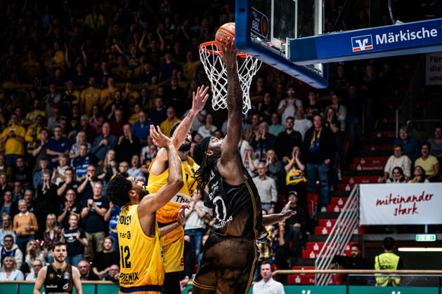 easyCredit BBL Phoenix Hagen vs. Basketball Löwen Braunschweig, Hagen, October 25, 2026, Ischelandhalle Hagen: Zaba Bangala 0, Basketball Löwen Braunschweig, C scores on a layup against Tyler Polley 12, Phoenix Hagen, SF easyCredit BBL Phoenix Hagen vs. Basketball Löwen Braunschweig, Hagen, October 25, 2026, Ischelandhalle Hagen Copyright: xBEAUTIFULxSPORTS Piepenstockx